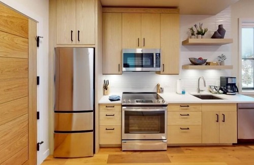 Tamarack Resort Apartment | Teri's Corner Crest Village Studio Condo - Modern Condo | Juliette Balcony
