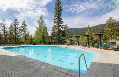 Tamarack Resort Apartment | Teri's Corner Crest Village Studio Condo - Modern Condo | Juliette Balcony