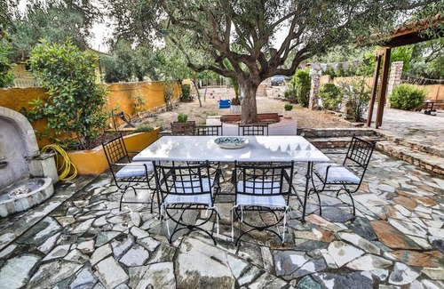 Kropia House | TERRA Paradiso w/ basketball court