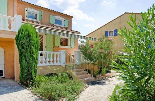 Vidauban House | Terraced House in Vidauban with Water Slides