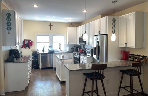 Greenville House | Terrific 3-bedroom house 20 mins away from NYC