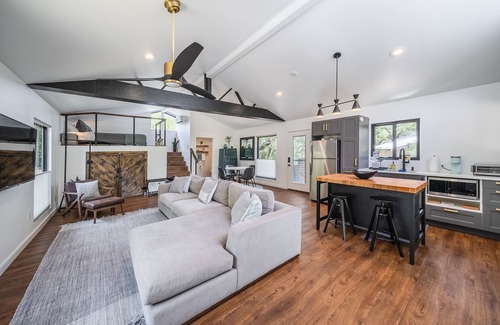 Wimberley Cabin | Texas Retreat- Sunset Rock | Romantic Hideaway for Two