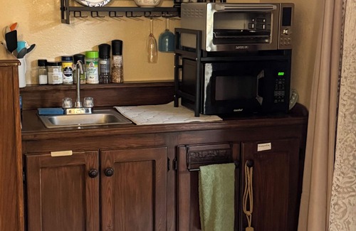 Graham House | tExclusive Spacious 1500 sq ft 2BR Suite with Hot Tub, Sauna, Gym & BBQ Deck