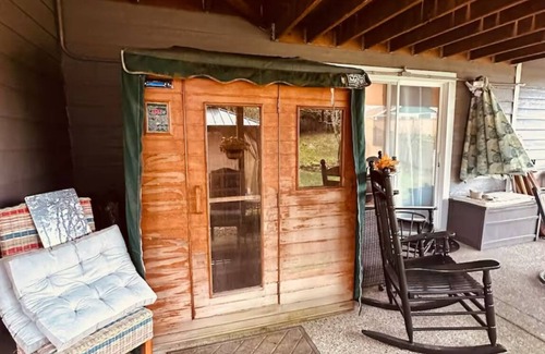 Graham House | tExclusive Spacious 1500 sq ft 2BR Suite with Hot Tub, Sauna, Gym & BBQ Deck
