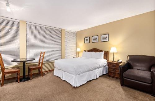 Village North Hotel | Thanksgiving Special Cascade Lodge suite WIFI cable TV 2 hot tubs pool gym sauna bike & ski storage room