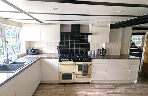 Chichester Cottage | Thatched Cottage with Secure Garden, Dog & Family Friendly!