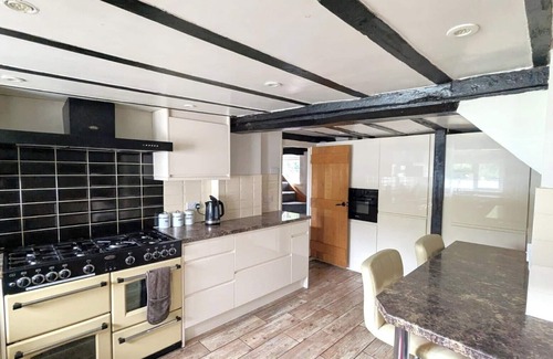 Chichester Cottage | Thatched Cottage with Secure Garden, Dog & Family Friendly!
