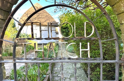 Chichester Cottage | Thatched Cottage with Secure Garden, Dog & Family Friendly!