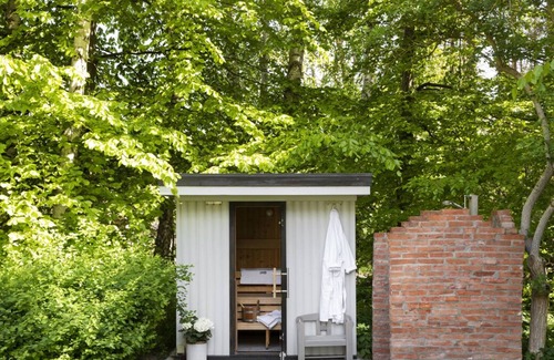 Manhagen Apartment | Thatched cottage with proximity to the Baltic Sea, outdoor sauna, playground and large garden