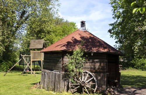 Manhagen Apartment | Thatched cottage with proximity to the Baltic Sea, outdoor sauna, playground and large garden