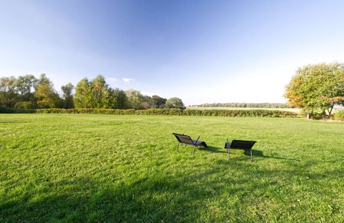 Marlow House | Thatched cottage with large garden and fireplace