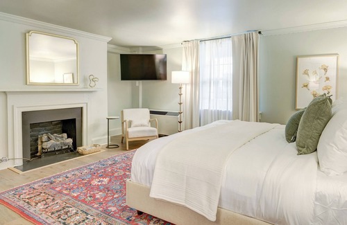 North Downtown Hotel | The 200 South Street with Pool | Walk to Dining and Shops