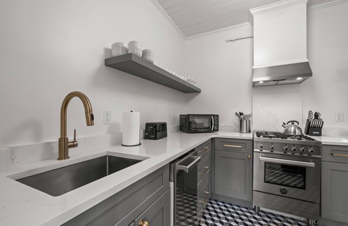 Hyde Park Apartment | The Adaline #8 - Luxury Second Floor Bayshore Apt!