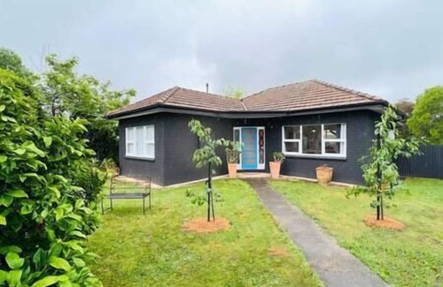 Mittagong House | The Alfred, Mittagong. Easy walk to cafes and pubs.