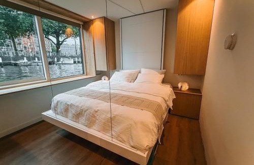 Jordaan Boat Rental | The Amsterdam Houseboat Family - de Jordaan Brand New Houseboat!