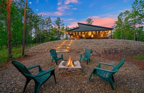 Pickens House | The Animal Crossing -Direct ATV trail access, hot tub, and fire pit near Hochatown