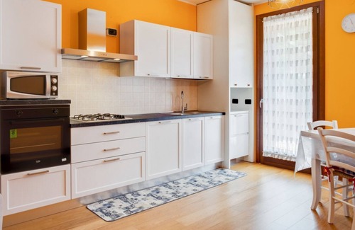 Arqua Petrarca Apartment | The apartment is located on the ground floor of a residence, with private garden (35 sqm). There are no steps to access the apartment.Of 50 square meters it comfortably accommodates 4 people, with a double bedroom and a sofa bed in the living room.Car ga