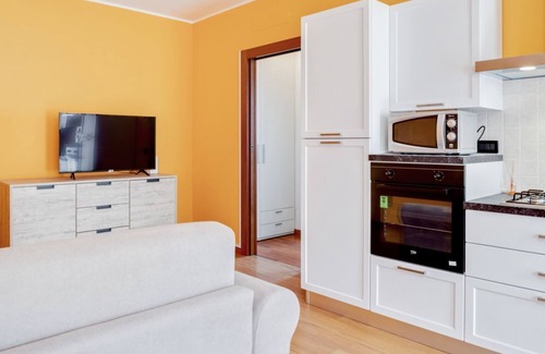 Arqua Petrarca Apartment | The apartment is located on the ground floor of a residence, with private garden (35 sqm). There are no steps to access the apartment.Of 50 square meters it comfortably accommodates 4 people, with a double bedroom and a sofa bed in the living room.Car ga