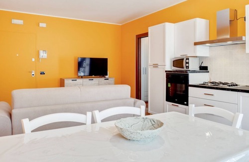 Arqua Petrarca Apartment | The apartment is located on the ground floor of a residence, with private garden (35 sqm). There are no steps to access the apartment.Of 50 square meters it comfortably accommodates 4 people, with a double bedroom and a sofa bed in the living room.Car ga