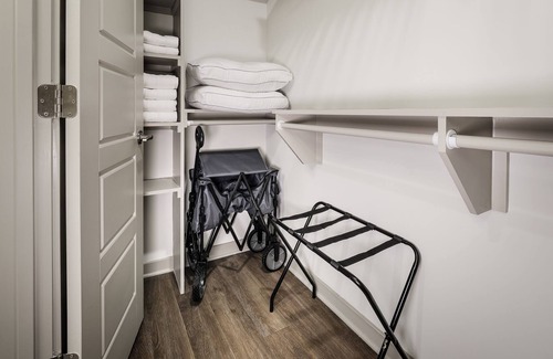 Linthicum Heights Apartment | The Artist, Fast Internet - Pool - BWI - Gym - New Listing