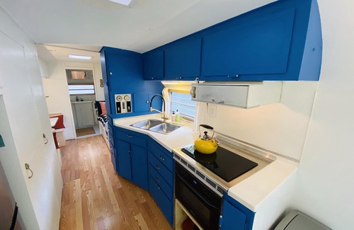 Bouldin House | The Austin LoveStream! New Hot Tub, Full Bathroom, Deck & Grill!