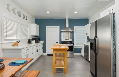 Garfield Apartment | The aviary | Walkable W/BBQ and fire pit