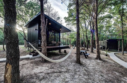 Alvord Cabin | The Barn Owl | Cozy Treehouse + Pickleball Court