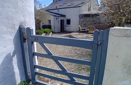 Pembroke House | The Barn, Square Island. Peaceful and pet friendly.