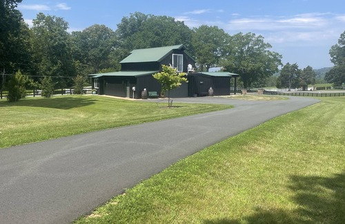 Boyd Tavern House | The Barn studios with a view near Monticello and wineries!