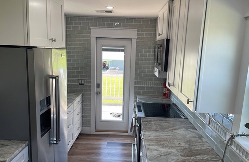 Waveland Cottage | The Baycation Beach House, 10 min. Walk to Waveland Pier.2 blocks to Coleman Ave