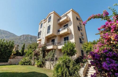 Morinj Apartment | The Bayview apartment