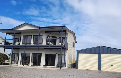 Melville House | The Beach House-Esplanade position! Sea Views! Off Peak special!