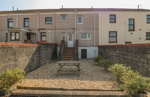 Llanelli Cottage | THE BEACH HOUSE, family friendly, country holiday cottage in Llanelli