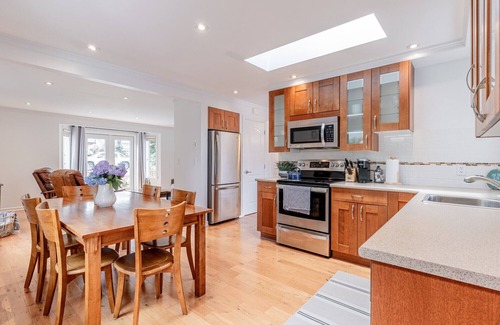 Surrey Cottage | The Beachside Cottage - 3 Bedroom | 2 Bathroom | home in Crescent Beach