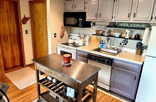 Davis Cabin | The Bear Lair-Cozy Retreat-Close to 2 Ski Resorts-Central Heating and AC