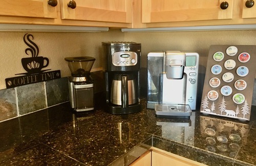 Redmond House | The Bear's Den 5 Stars Reviews Hot Tub, Wifi and Amenities for kids!