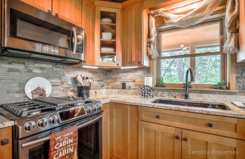 Garner Cove Cabin | The Bears Castle - Fire Pit, Hot Tub!