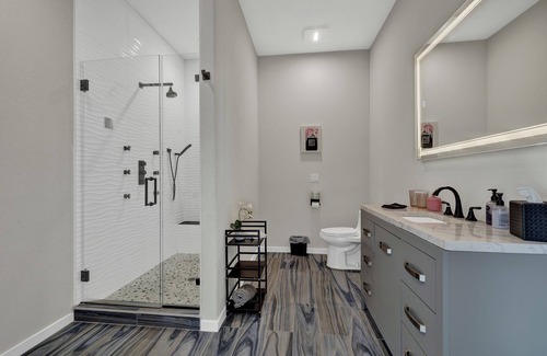Johnson City Hotel | The Bentley Hotel - Coco Chanel Room - Pool View
