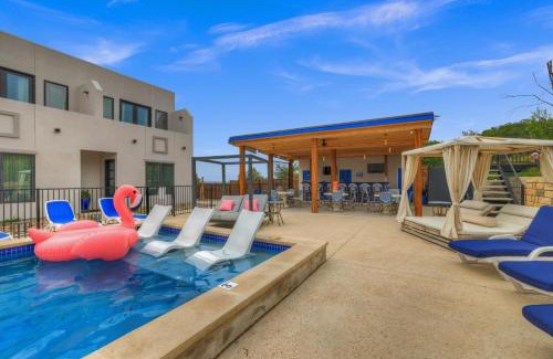 Johnson City House | The Bentley Hotel - Clint Eastwood Room - Hill Country View