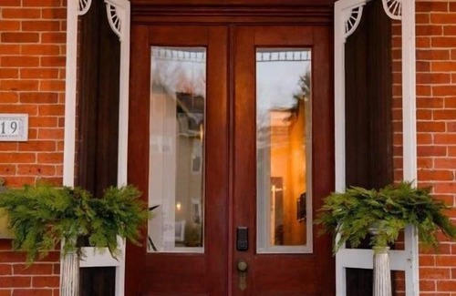 Mercer House | "The Big Brickhouse" - Entire House Rental