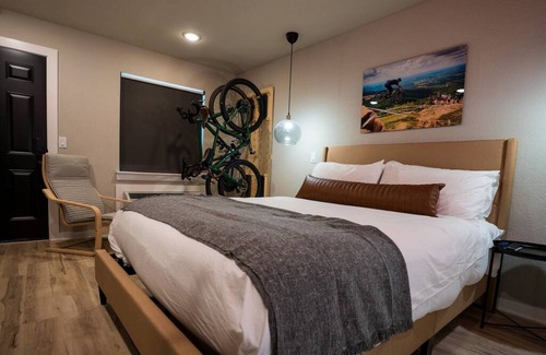 Bentonville Cabin | The Bike Inn Takeover-13 rooms & 16 beds sleeps 32