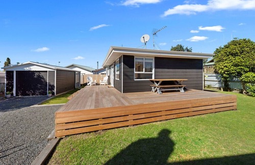 Mount Maunganui Cottage | The Black Bach - Mt Maunganui Holiday Home