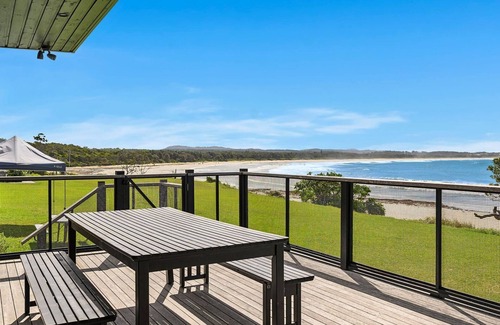 Arrawarra Headland House | The Black House - stunning oceanfront property