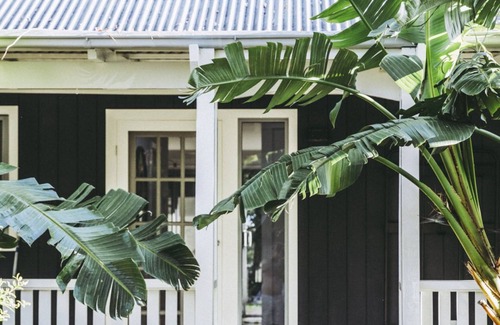 Patonga House | The Black Pearl | 2br Modern Beach House | 200 mtrs Level Walk to the Beach