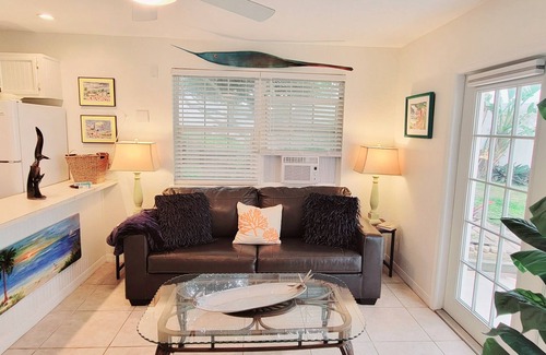 Ormond Beach Cottage | The Blue Dolphin Beach Cottage - Bring your bathing suit and your pup!