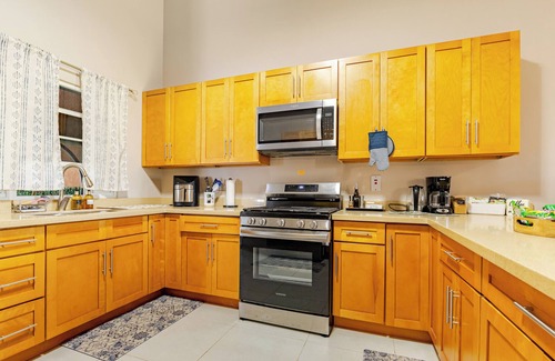 Boscobel House | The Blue Jade - 2BDRM with WiFi, AC, Hotwater & security