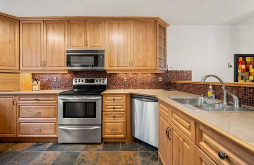 East Kootenay Apartment | The Bluenose | Indoor Pool & Hot Tub | Beach | Gym