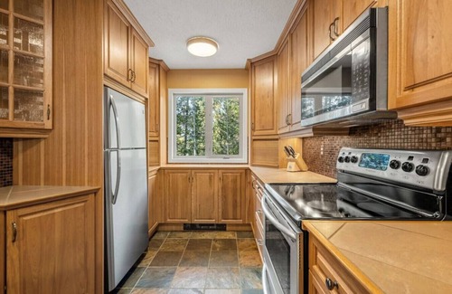East Kootenay Apartment | The Bluenose | Indoor Pool & Hot Tub | Beach | Gym