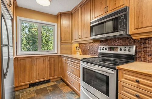 East Kootenay Apartment | The Bluenose | Indoor Pool & Hot Tub | Beach | Gym