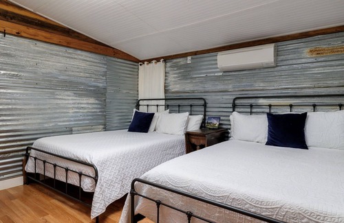 Willow City Cabin | The Boar's Lodge | Pool | Hot Tub | Firepit & Pet OK